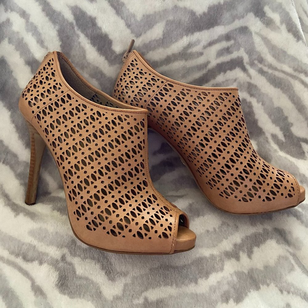 Ann Taylor beige cutout shootie sz 7 1/2